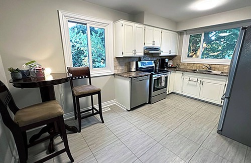 Barrie Casa | 4 Bed, Walk-Out Bungalow Full Property House - Barrie - sleeps 10