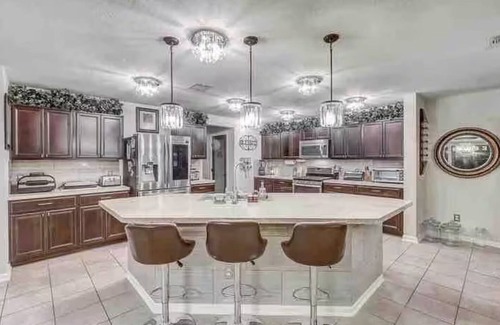 Houston Casa | 4 Bedroom/2 1/2 bath pleasant house with AC in vibrant Houston