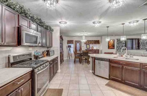 Houston Casa | 4 Bedroom/2 1/2 bath pleasant house with AC in vibrant Houston