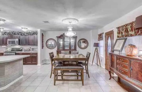 Houston Casa | 4 Bedroom/2 1/2 bath pleasant house with AC in vibrant Houston