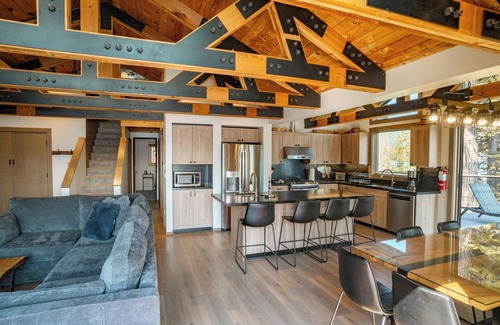 Truckee Casa | 4 dormitorios, 2 baños, capacidad para 12 personas. Frente al lago Donner con muelle privado. DLR # 035