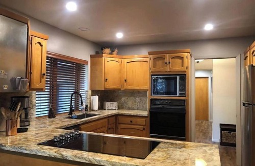 Truckee Cabina | 4 bedroom 2190 sq ft. home in Tahoe Donner Truckee With central AC