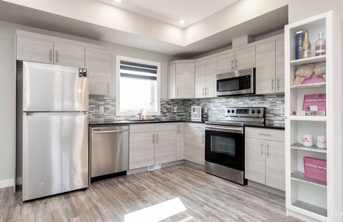 Fort Gary Casa | 4 Bedroom 3 Bathroom + HOT TUB + Parking