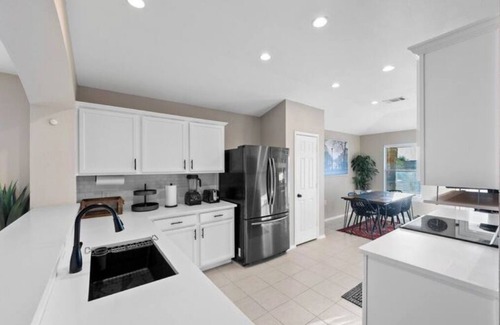 Los Cielos Apartamento | 4 Bedroom: 5min to COTA/Airport 15min-Downtown
