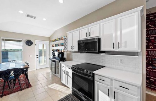 Los Cielos Apartamento | 4 Bedroom: 5min to COTA/Airport 15min-Downtown