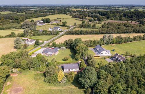 Gibbstown Casa | 4 bedroom, 7 single beds, with free parking & wifi near new walkway