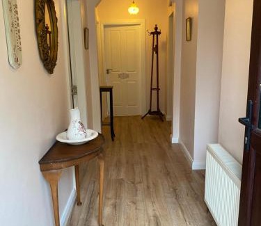 Gibbstown Casa | 4 bedroom, 7 single beds, with free parking & wifi near new walkway