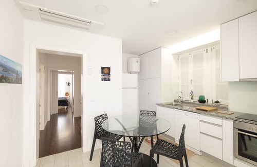 Viana do Castelo Apartamento | 4 bedroom apartment on the city's main avenue