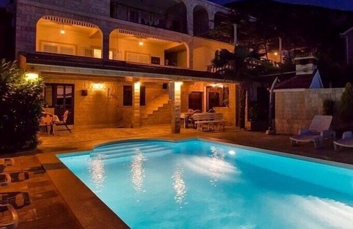 Trpanj Apartamento | 4 Bedroom Apartment With Pool at Pelješac