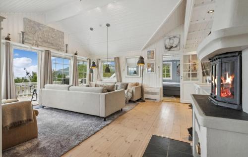Lødingen Casa | 4 Bedroom Beautiful Home In Lødingen