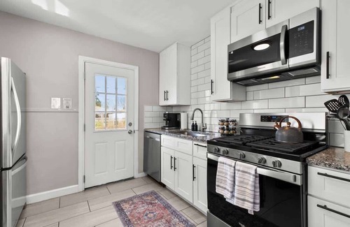 Center Line Casa | 4 Bedroom Bungalow in the "Heart of Metro Detroit"