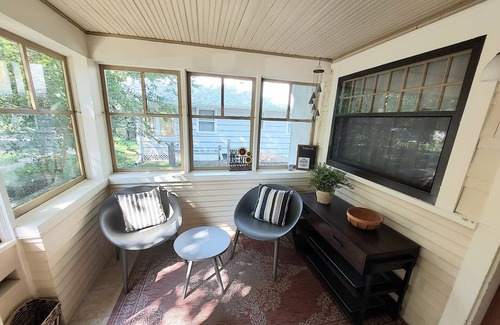 Southwest Minneapolis Casa | 4 Bedroom Bungalow in heart of Minneapolis