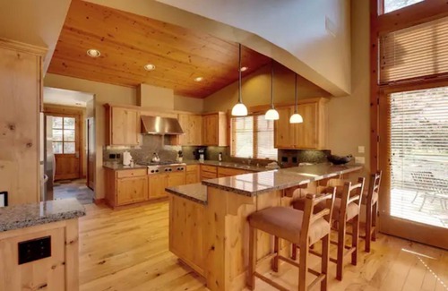 Truckee Cabina | 4 bedroom Cabin with Jacuzzi on the deck