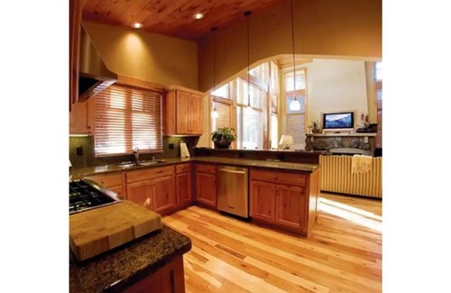 Truckee Cabina | 4 bedroom Cabin with Jacuzzi on the deck