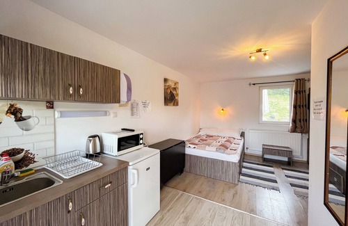 Hoghilag Alquiler De RV | 4-bedroom campground in Prod, WiFi, AC. Happy camping forfamilies, pets, riding.
