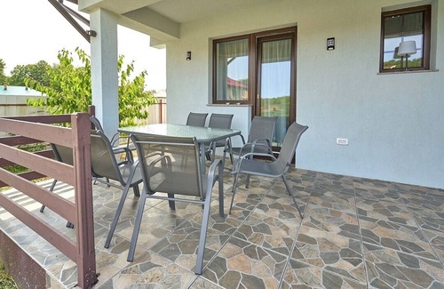 Letcani Chalet De Esquí | 4-bedroom chalet in enchanting Piatra Neamt with AC, WiFi. Relax and unwind