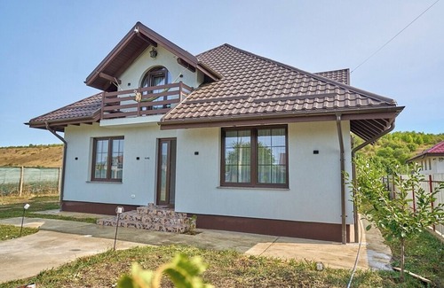 Letcani Chalet De Esquí | 4-bedroom chalet in enchanting Piatra Neamt with AC, WiFi. Relax and unwind