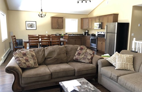 Tobermory Casa | 4 Bedroom Cottage- 129 Big Tub Rd