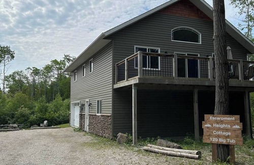 Tobermory Casa | 4 Bedroom Cottage- 129 Big Tub Rd