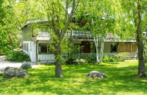 The Blue Mountains Chalet De Esquí | 4 Bedroom Cottage near The Village, Private Beach Access, BBQ, Petfriendly