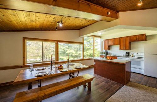 The Blue Mountains Chalet De Esquí | 4 Bedroom Cottage near The Village, Private Beach Access, BBQ, Petfriendly