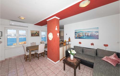Okrug Donji Apartamento | 4 Bedroom Cozy Apartment In Okrug Donji