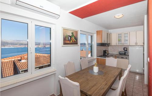 Okrug Donji Apartamento | 4 Bedroom Cozy Apartment In Okrug Donji