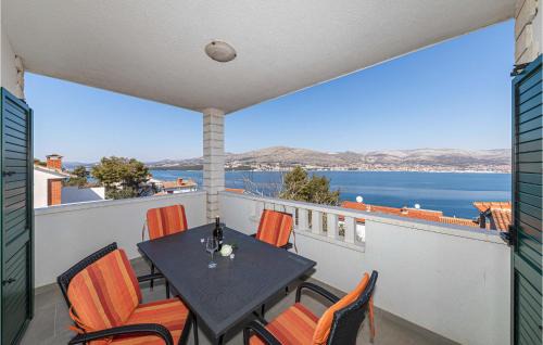 Okrug Donji Apartamento | 4 Bedroom Cozy Apartment In Okrug Donji