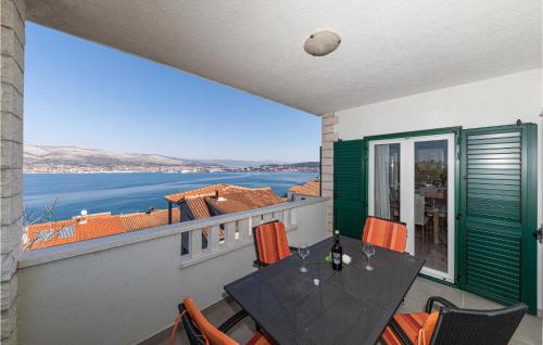 Okrug Donji Apartamento | 4 Bedroom Cozy Apartment In Okrug Donji