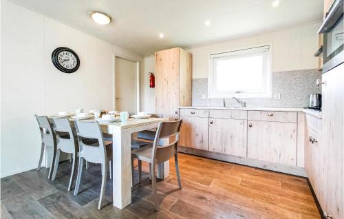 Heinkenszand Casa | 4 Bedroom Cozy Home In Heinkenszand
