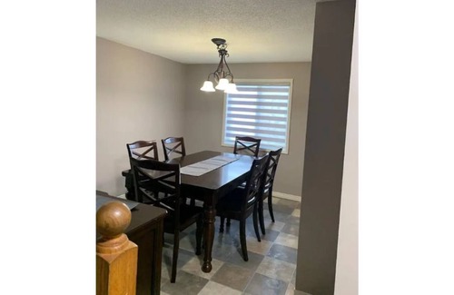Barrie Casa | 4 bedroom cozy home with leaving space and Barrie Lakeshore