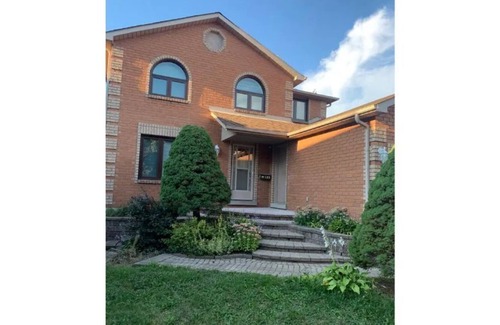Barrie Casa | 4 bedroom cozy home with leaving space and Barrie Lakeshore