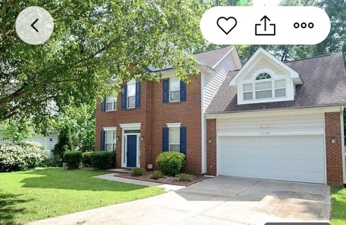 Davis Lake - Eastfield Casa | 4-bedroom cozy house in charming Charlotte with WiFi, AC, home Security and love