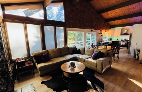 Crestline Cabina | Remodeled Family Cabin 5 min stroll to Lake Gregory!