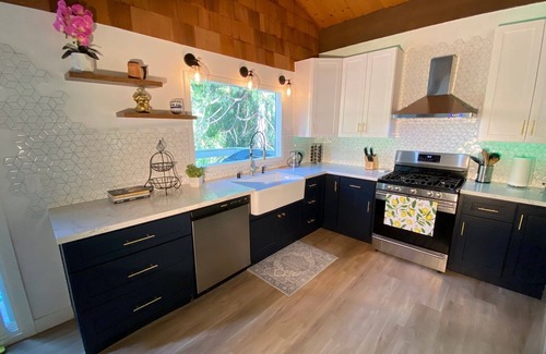 Crestline Cabina | Remodeled Family Cabin 5 min stroll to Lake Gregory!