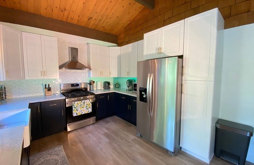 Crestline Cabina | Remodeled Family Cabin 5 min stroll to Lake Gregory!
