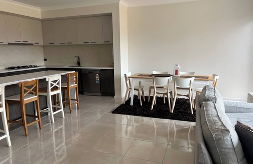 Tarneit Casa | 4-bedroom Family home /WFH vacation living in Tarneit, West Melbourne