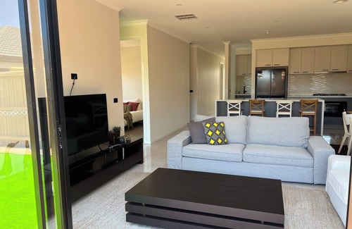 Tarneit Casa | 4-bedroom Family home /WFH vacation living in Tarneit, West Melbourne