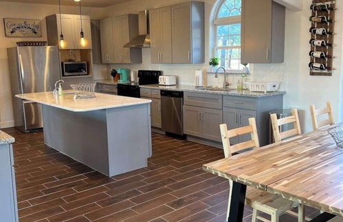 Paradise Casa | 4 Bedroom Farmhouse on Private 148 acres with 5 Ponds