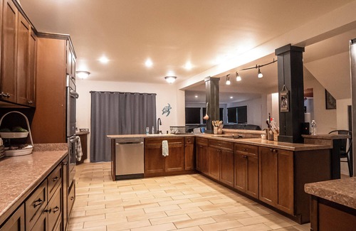 Smith River Otro | 4-bedroom farmhouse in beautiful Smith River with heated in-door pool