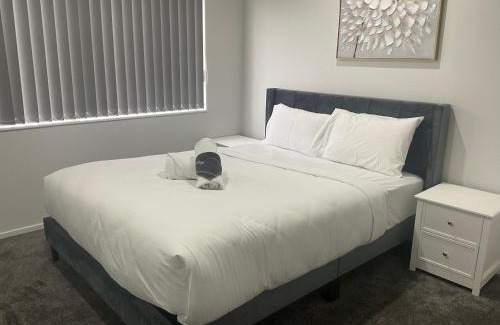 Papatoetoe Casa | 4 Bedroom holiday home at 99