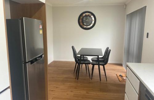 Papatoetoe Casa | 4 Bedroom holiday home at 99