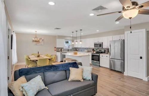 Shibui Sands Casa | 4-bedroom Home close to the beach in the heart of Port A.