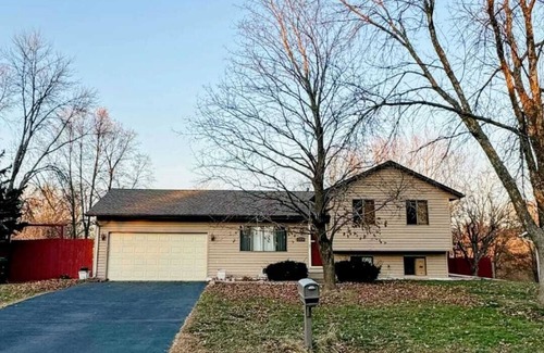 Eagan Casa | 4-bedroom home in Eagen,family friendly, centrally located with fenced backyard