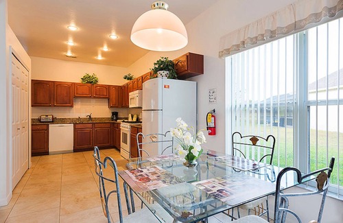 Crescent Lakes Casa | Casa para no fumadores con piscina climatizada con energía solar gratuita y spa en un área cerrada en un lago