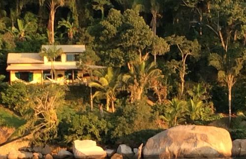 Ilha Grande Casa | Casa de 4 dormitorios con playa privada y un hermoso jardín en la Isla Grande