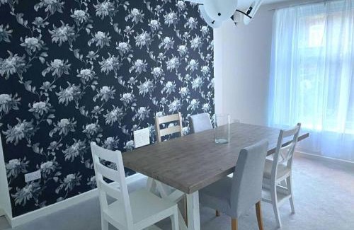 Bon-y-maen Casa | 4-bedroom home with off-road parking