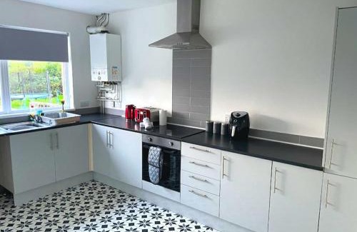 Bon-y-maen Casa | 4-bedroom home with off-road parking