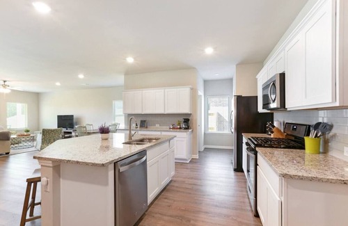 Shenandoah Casa | 4 bedroom home with neighborhood playground!