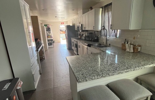 Bakersfield Casa | 4-bedroom house 6 beds in awesome Bakersfield with WiFi, AC to enjoy with family